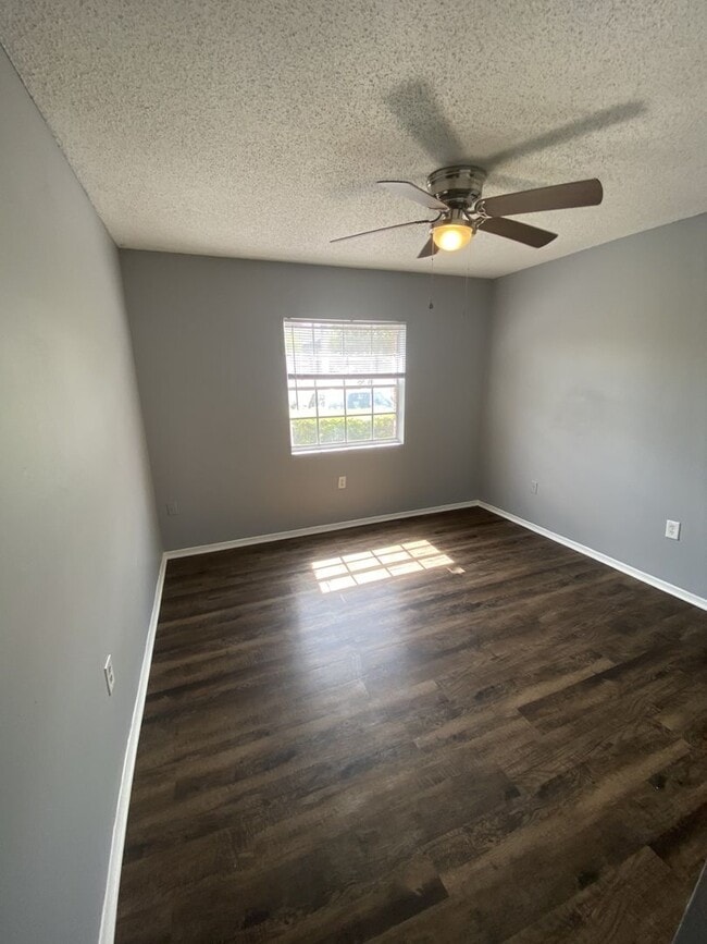 Building Photo - Spacious three bedroom condo