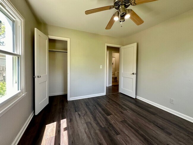 Building Photo - 3 Bedroom - 2 Bathroom Bargain Wichita, KS