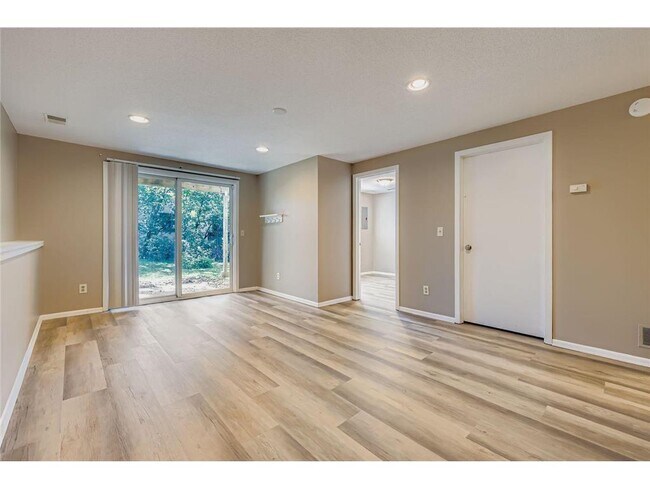 Building Photo - 5525 Lindsay St