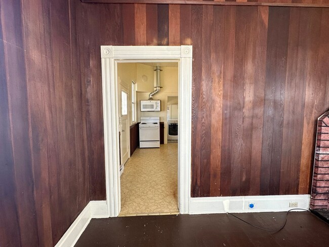 Building Photo - Charming 2-Bedroom Cottage on the Samoa Pe...