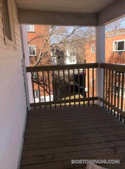 Building Photo - 208 Kelton St