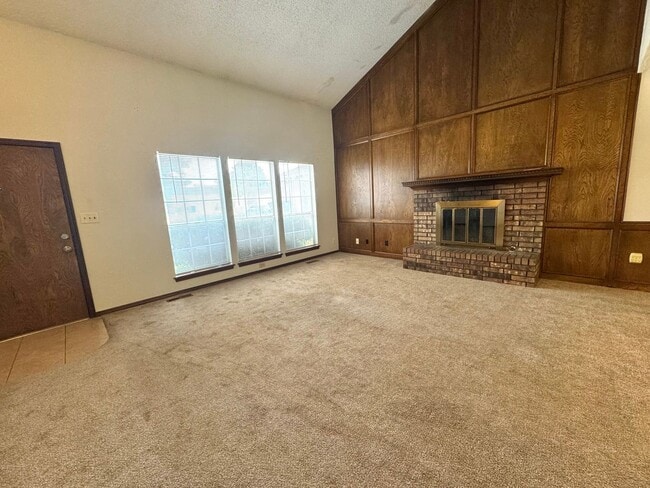 Building Photo - Gorgeous 3 bedroom 2.5 bathroom Duplex home!