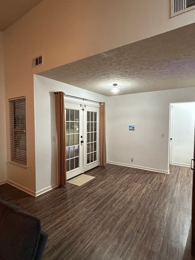 Building Photo - 109 Live Oak Cir