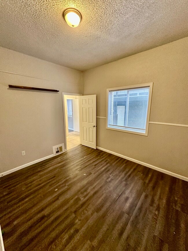 Building Photo - 947 E Augusta Ave