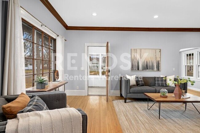 Building Photo - Available July 1st 5 Bedroom 2 Bath Single Family Home in Robbinsdale