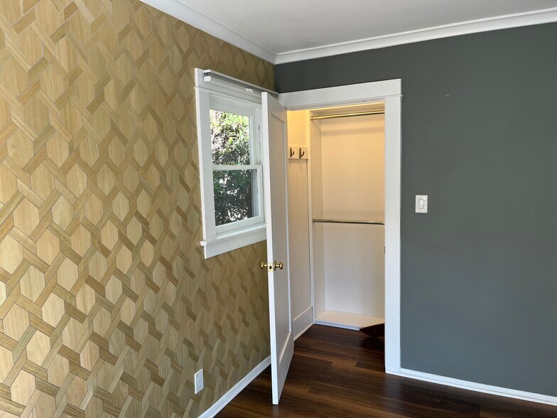 Building Photo - 7024 De Longpre Ave