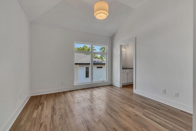 Building Photo - 5917 Robertson Ave