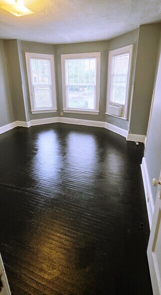 Living Room - 352 1/2 E 20th Ave