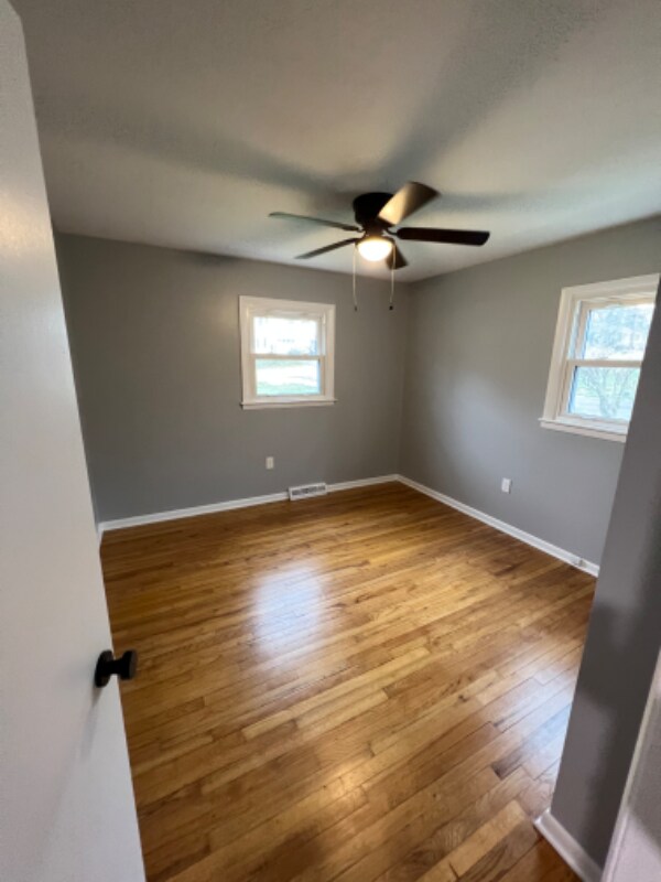 Building Photo - 615 Sunny Ln