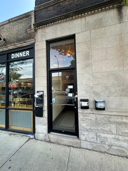 Building Photo - 2009 N Damen Ave