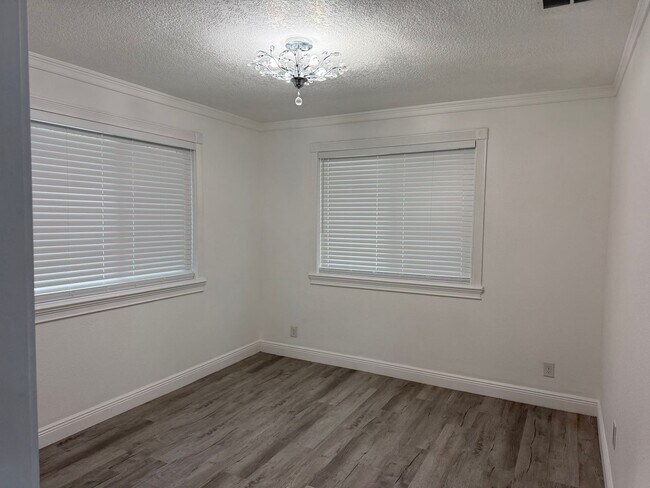 Building Photo - Charming 4-Bed Home with Bonus Room in Tampa! Landscaping/Utilities Included. Available Now!!
