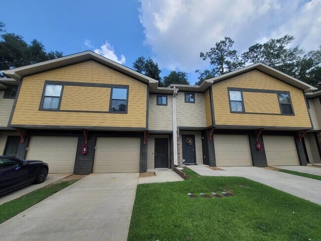 Building Photo - 741 White Dr