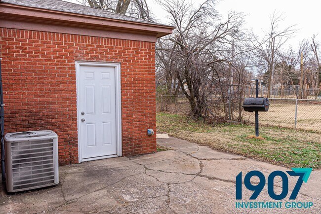 Building Photo - 700 NW 89th St