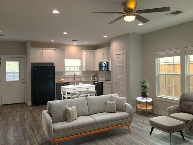 Building Photo - 709 W Woodard St