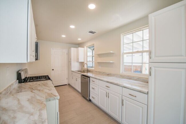 Building Photo - Completely Remodeld W/ Swimming Pool!