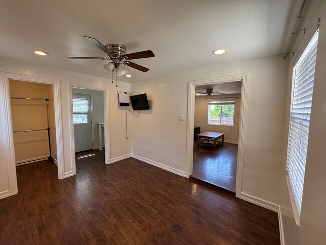 Building Photo - 2137 Glenada Ave