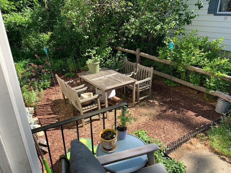 Building Photo - 12 Pine St