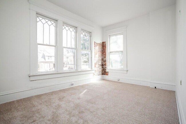 Building Photo - 357 E 15th Ave