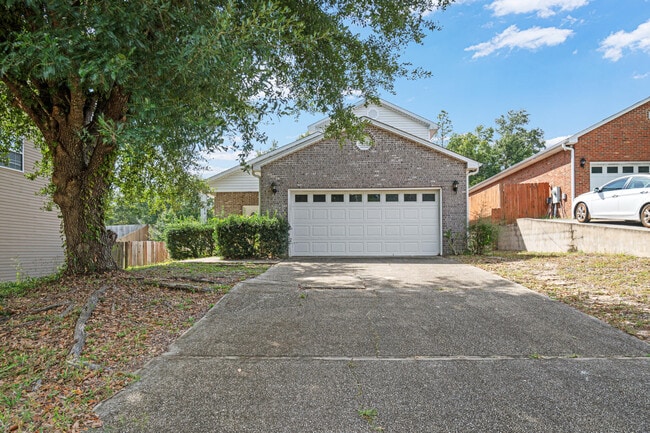 Building Photo - 2496 Lakeview Dr S