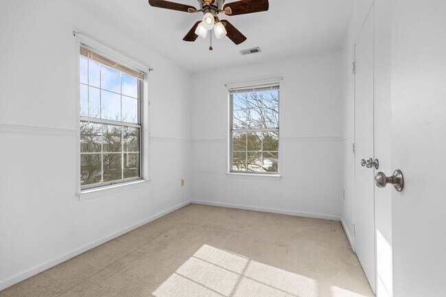 Building Photo - Beautifully maintained END UNIT townhouse in Robin meadows ready for you now!