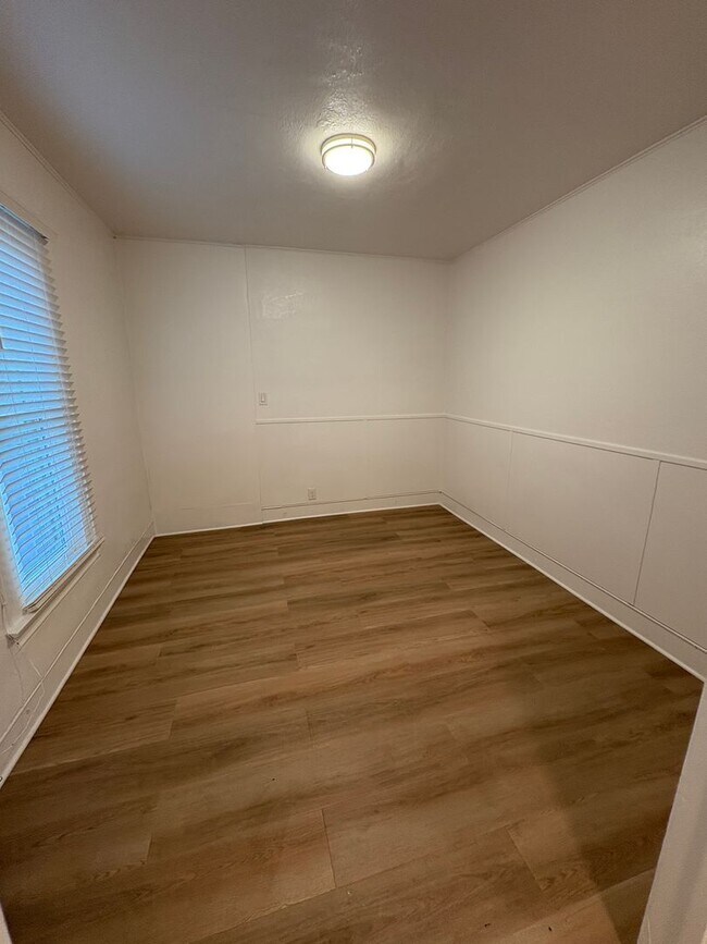 Building Photo - Studio Located Downtown Ventura, Close to ...