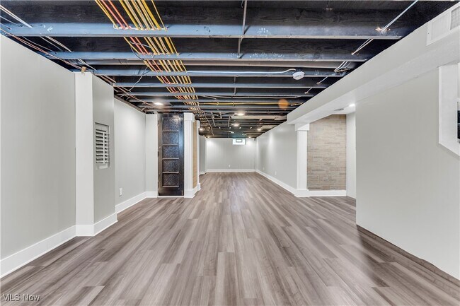 Building Photo - 558 Wring Dr