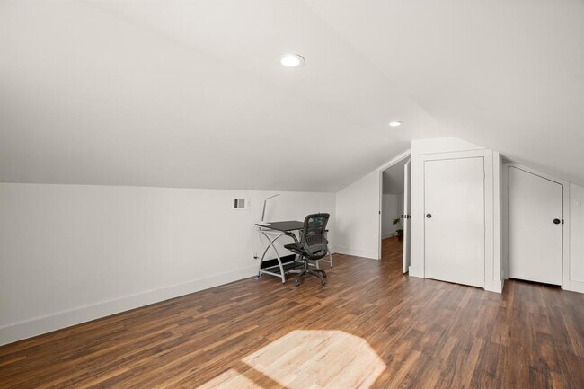 Building Photo - 811 S Commerce St