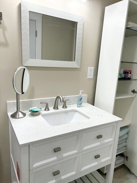 Building Photo - 10629 Quail Ridge Dr Apt