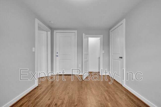 Building Photo - 546 55th St