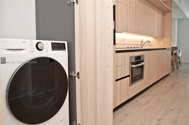 Building Photo - 225 N Miami Ave