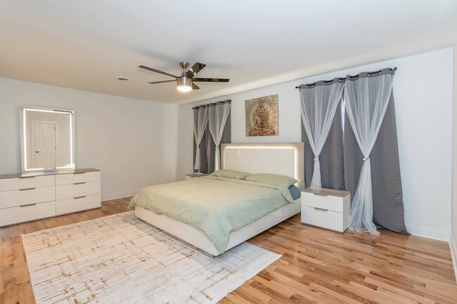 master bed - 4200 Pickwick Dr