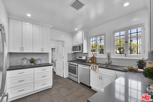 Building Photo - 203 S Detroit St