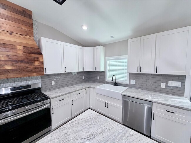 Building Photo - 710 N Rusk St