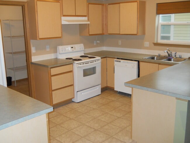 Building Photo - Large Puyallup rental 4 bedroom