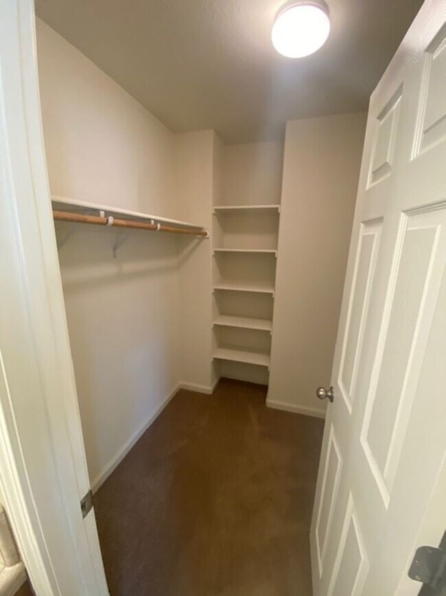 Building Photo - Rare Find in Lincoln!  Spacious 3 Bedroom 2.5 Bath Home Walking Distance to the Park