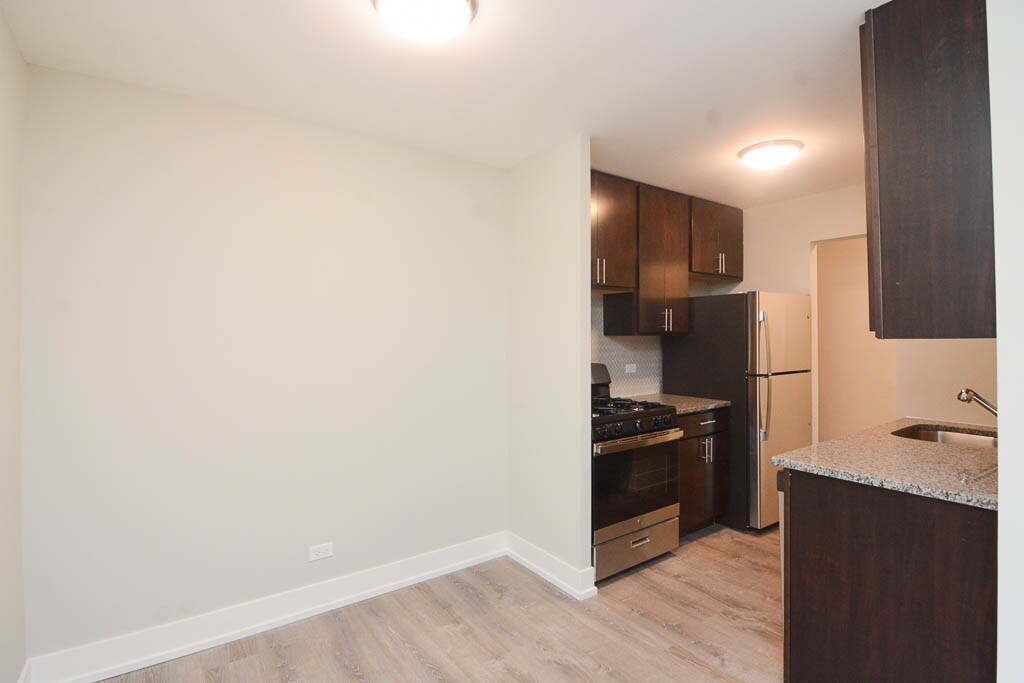 Building Photo - 533 W Surf St