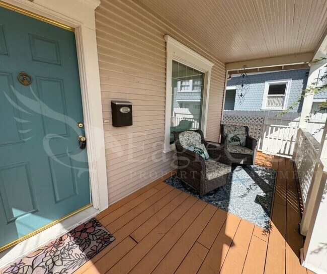 Building Photo - Three Bedroom, Two Bathroom House Near Sha...