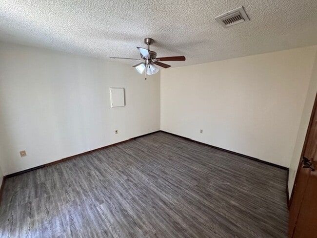 Building Photo - 2 bed 2 bed garage conversion with flex space, close to I-44 and I-240 ready for move in! Pets co...