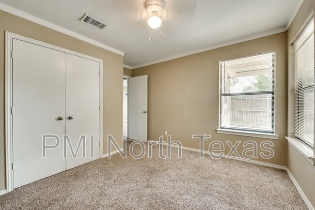 Building Photo - 2701 London Ct