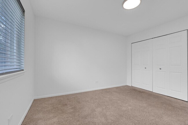 Building Photo - 900 S Plum Grove Rd
