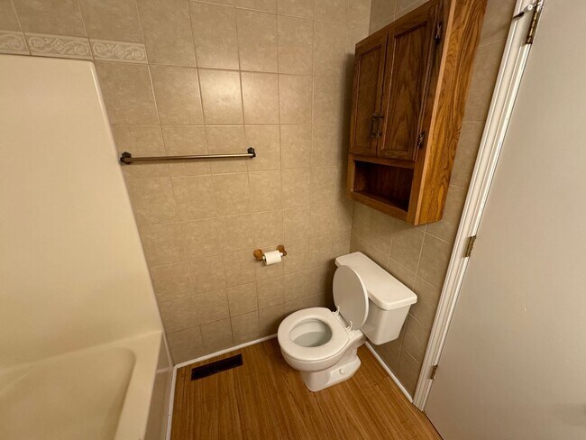 Building Photo - SPACIOUS DUPLEX in Southeast Springfield w...