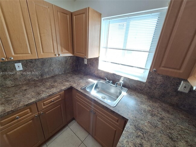 Building Photo - 2011 Bay Dr