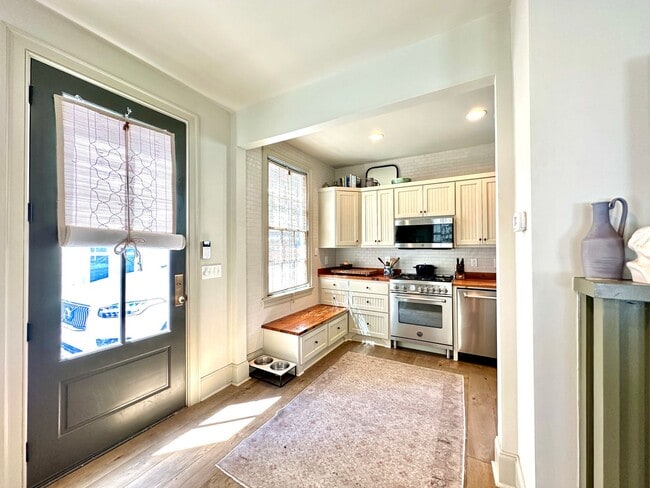 Building Photo - 3 Bedroom 2.5 Bath House in the hip Elliot...