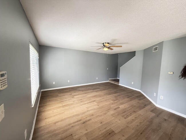 Building Photo - 3 bed 2.5 bath townhome in Gated Providenc...