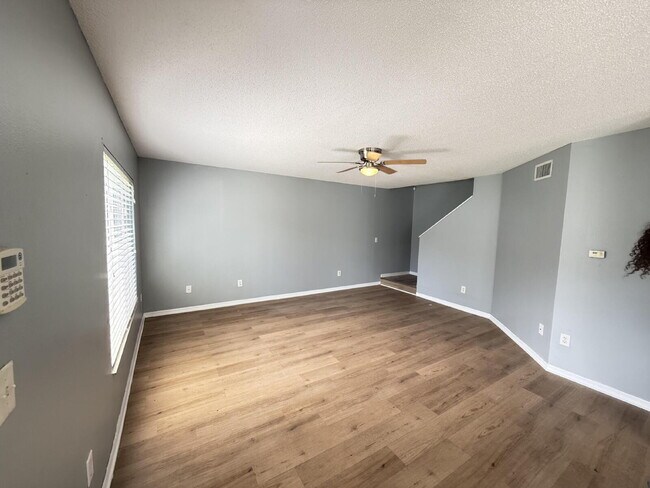 Building Photo - 3 bed 2.5 bath townhome in Gated Providence Lake Brandon