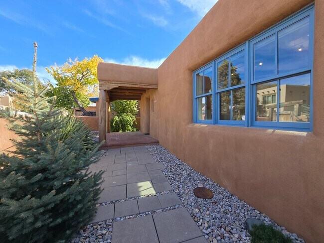 Building Photo - 624 Alto St