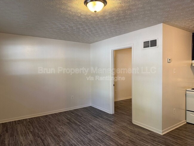 Building Photo - 3216 Garden Dr