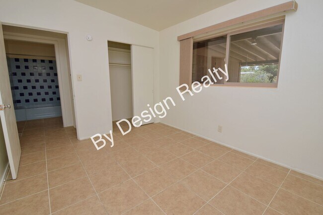 Building Photo - Spacious 3 Bed 2 Bath Eastside Home w/Huge Yard & Fireplace