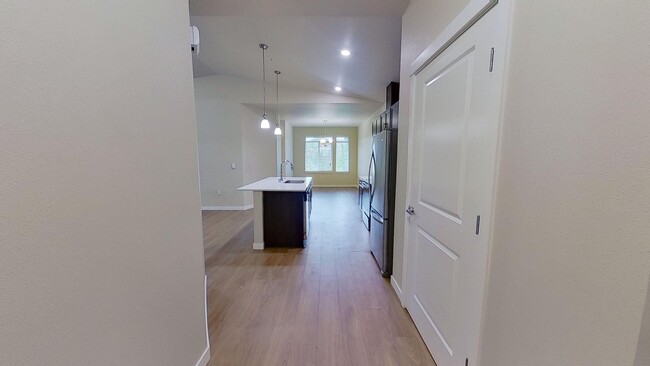 Building Photo - 3 bedroom 2 bath apartment in West Olympia...
