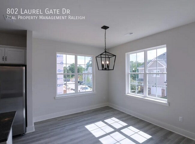 Building Photo - 802 Laurel Gate Dr